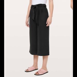 Lululemon Noir Crop 6 in Black